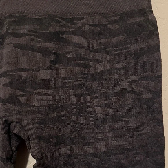 Assets By Spanx Black and Gray Camouflage Leggings Medium - Picture 3 of 10